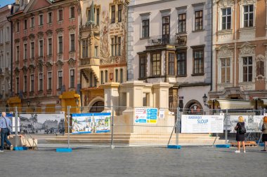Prag, Çek Cumhuriyeti - 8.05.2020: Karantina sırasında Çek Cumhuriyeti 'nin Prag kentindeki Staromestska Namesti Meydanı' ndaki insanlar