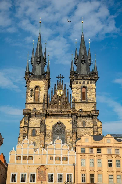 Place de la Vieille Ville Staromestska Namesti avec Tyn Church à Prague, République Tchèque — Photo