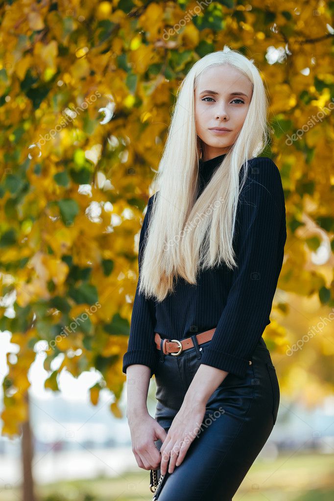 Mladá černá teen.com