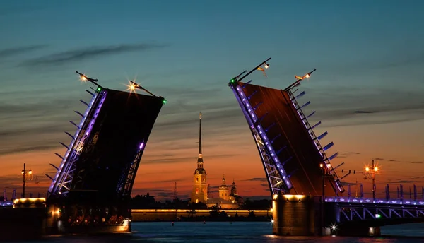 Nachtaufnahme Der Zugbrücke Des Palastes — Stockfoto