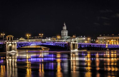 St. Petersburg 'daki nehirde bir gece