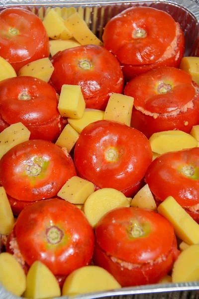 Makanan Italia Buatan Sendiri Tomat Diisi Dengan Tuna Roti Dan — Stok Foto