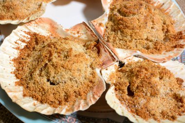 Ekmek, kapari, yağ ve tuzlu İtalyan graten midyeleri.