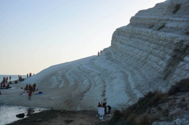 Gün batımında Sicilya 'daki Scala dei Turchi manzarası. Erozyon en çok görüldüğü zaman.