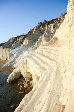 Gün batımında Sicilya 'daki Scala dei Turchi manzarası. Erozyon en çok görüldüğü zaman.
