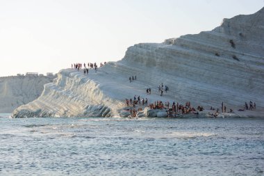 Gün batımında Sicilya 'daki Scala dei Turchi manzarası. Erozyon en çok görüldüğü zaman.