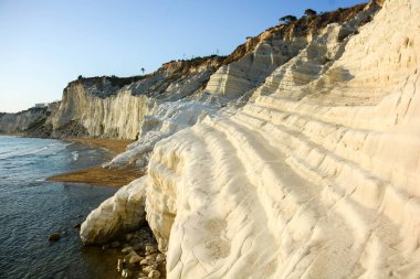 Gün batımında Sicilya 'daki Scala dei Turchi manzarası. Erozyon en çok görüldüğü zaman.
