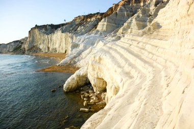 Gün batımında Sicilya 'daki Scala dei Turchi manzarası. Erozyon en çok görüldüğü zaman.