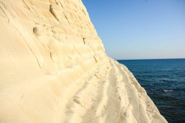 Gün batımında Sicilya 'daki Scala dei Turchi manzarası. Erozyon en çok görüldüğü zaman.