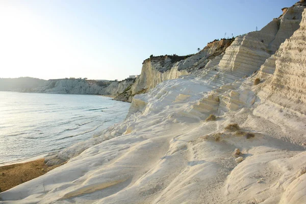 Gün batımında Sicilya 'daki Scala dei Turchi manzarası. Erozyon en çok görüldüğü zaman.