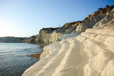Gün batımında Sicilya 'daki Scala dei Turchi manzarası. Erozyon en çok görüldüğü zaman.