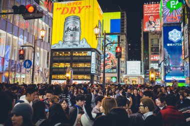 Osaka, Japonya - 31 Ekim 2015: Osa'Dotonbori alışveriş caddesi