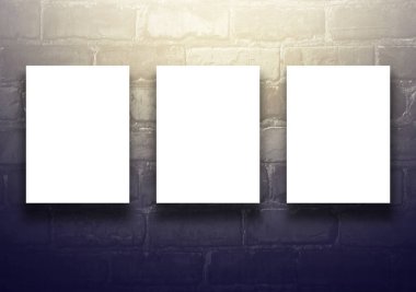 Stüdyo arka plan üzerinde siyah tuğla duvar - wel boş billboard ile