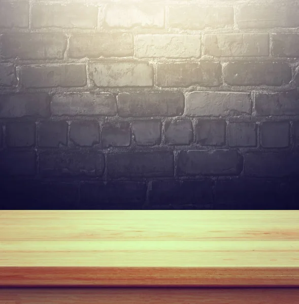 Closeup Clear houten studio achtergrond met zwarte bakstenen muur - w — Stockfoto