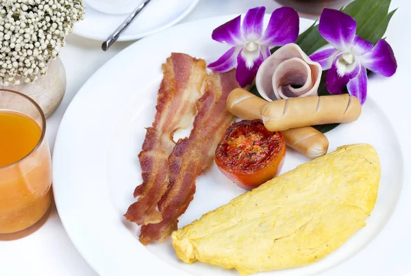 Close up Colazione americana con omelette, pancetta e salsiccia . — Foto Stock