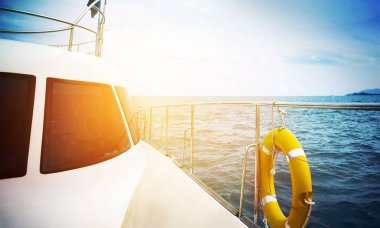 Tatil kavramı - gün batımında karşı yelken yat