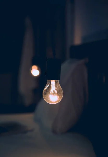 Vitange luz retro en la habitación de la cama oscura — Foto de Stock