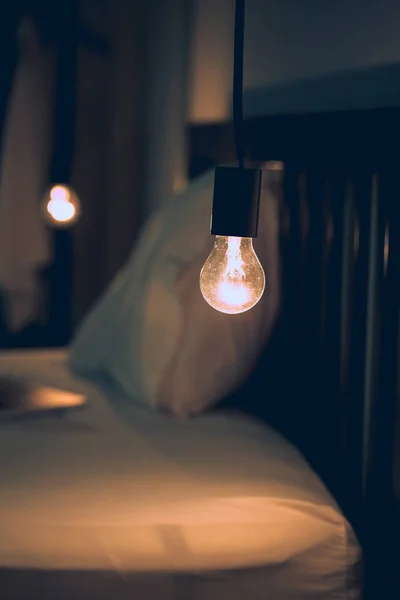 Vintage luz retro en la habitación de la cama oscura — Foto de Stock