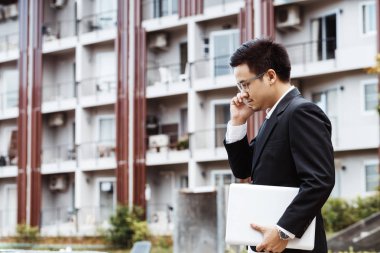 Kavram iş - özel üzerinde çalışan yakışıklı Asya iş adamı