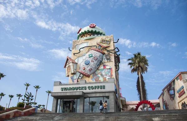 韩国济州岛-11 月 3 日： 星巴克咖啡在济州岛与现代和动画设计。星巴克是一个最好的最喜欢的咖啡店品牌，在韩国，2013 年 11 月 3 日. — 图库照片