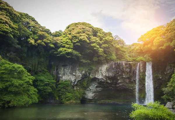 La cascada Cheonjiyeon es una cascada en la isla de Jeju, Corea del Sur — Foto de Stock