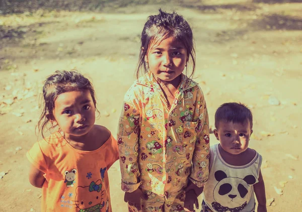 CAMBODGE - 18 FÉVRIER 2017 : Des enfants au Cambodge en quête de mo — Photo