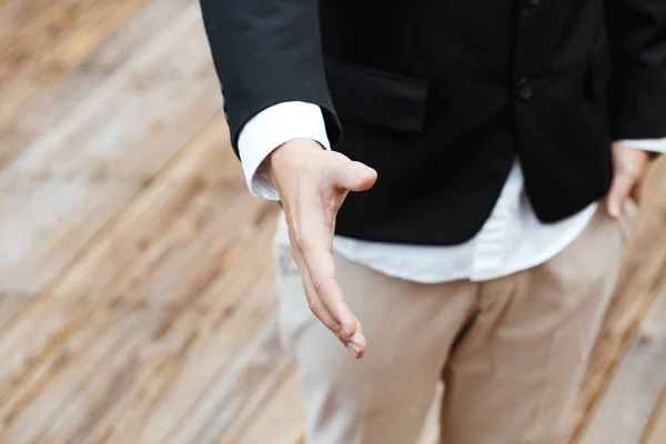Biznesowych i koncepcji office - człowiek biznesu drżenie rąk w Luxu — Zdjęcie stockowe