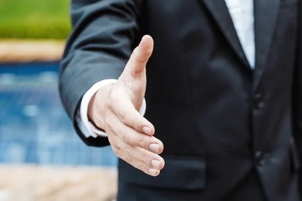 Biznesowych i koncepcji office - człowiek biznesu drżenie rąk w Luxu — Zdjęcie stockowe