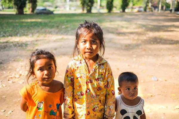 CAMBODIA - 18 DE FEBRERO DE 2017: Niños en Camboya mendigando por mo —  Fotos de Stock