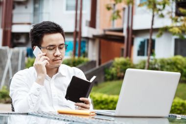 İş kavramı - genç iş adamı woking mali plan üzerinde. 