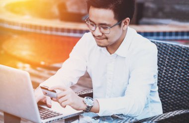 Genç yakışıklı adam zevk üstünde hareket eden telefon cr ile online alışveriş