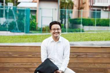 Kavram iş - yakışıklı Asya iş adamı w için hazır