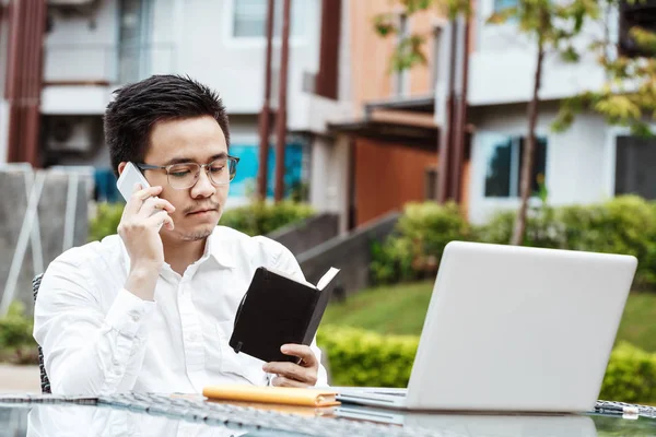 İş kavramı - genç iş adamı woking mali plan üzerinde. 