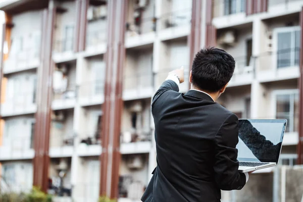 İş kavramı - genç iş adamı planı proje üzerinde onun uygun