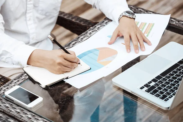 Concepto de negocio - Joven hombre de negocios woking en plan financiero . — Foto de Stock