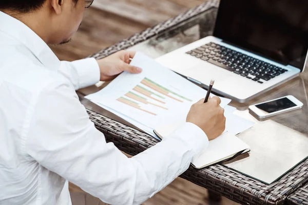 Concepto de negocio - Joven hombre de negocios woking en plan financiero . — Foto de Stock