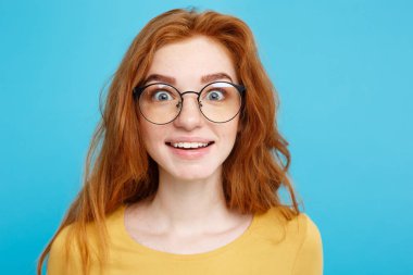 Gözlük camı ile bir şey şok edici ile portre genç güzel çekici Dişileştirilmiş kız kapatın. Mavi Pastel renkli. Kopya alanı.