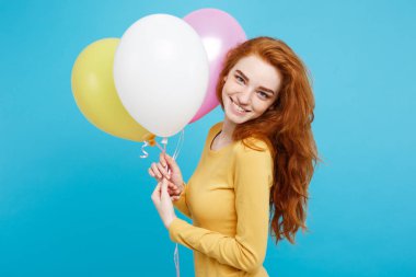 Portre mutlu genç güzel çekici Dişileştirilmiş kız renkli parti balon ile gülümseyen kapatın. Mavi Pastel renkli.