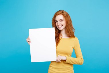 Boş işaret gösteren gülümseyen portre genç güzel çekici Kızıl kızıl saçlı kız kadar yakın. Mavi Pastel renkli. Kopya alanı.