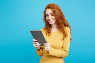 İnsan ve teknoloji kavramı - portre genç güzel çekici Dişileştirilmiş kız dijital masada bir şey yeme içme ile gülümseyen mutlu yakın. Mavi Pastel renkli. Kopya alanı.