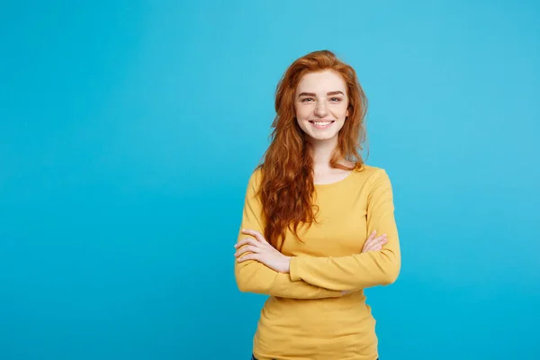 Retrato de una joven hermosa pelirroja con pecas sonriendo alegremente mirando a la cámara. Aislado sobre fondo azul pastel. Copiar espacio . — Foto de Stock