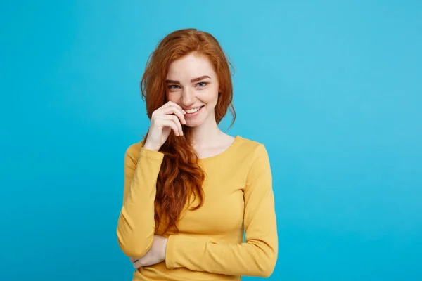 Concepto de estilo de vida - Primer plano Retrato joven hermosa chica pelirroja atractiva jugando con su cabello con timidez. Fondo Pastel Azul. Copiar espacio . — Foto de Stock