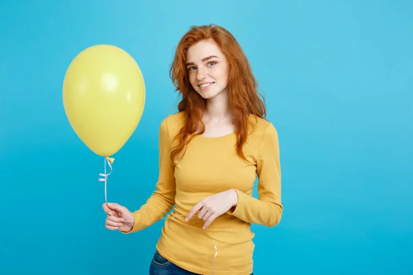 Primer plano Retrato feliz joven hermosa chica pelirroja atractiva sonriendo con globo de fiesta colorido. Fondo azul pastel . — Foto de Stock