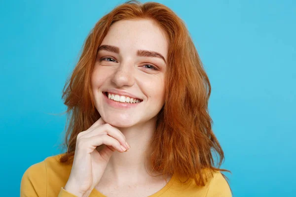 Close up Retrato jovem bela menina ruiva atraente sorrindo olhando para a câmera. Fundo azul pastel . — Fotografia de Stock