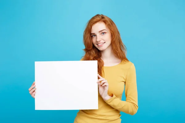 Conceito de negócio - Close up Retrato jovem bonita atraente menina ruiva sorrindo mostrando sinal em branco. Fundo azul pastel . — Fotografia de Stock