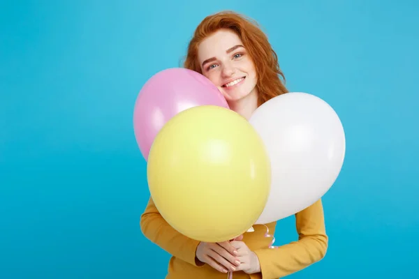 Portre mutlu genç güzel çekici Dişileştirilmiş kız renkli parti balon ile gülümseyen kapatın. Mavi Pastel renkli. Kopya alanı. — Stok fotoğraf