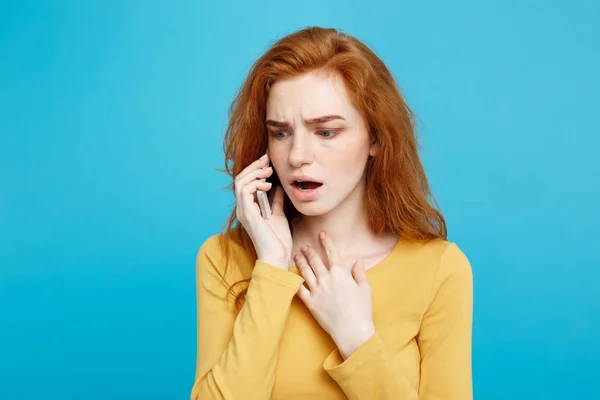 Portret van een verbaasd verwarde vrouw in gele casual aanroepende mobiele telefoon geïsoleerd op blauwe achtergrond — Stockfoto