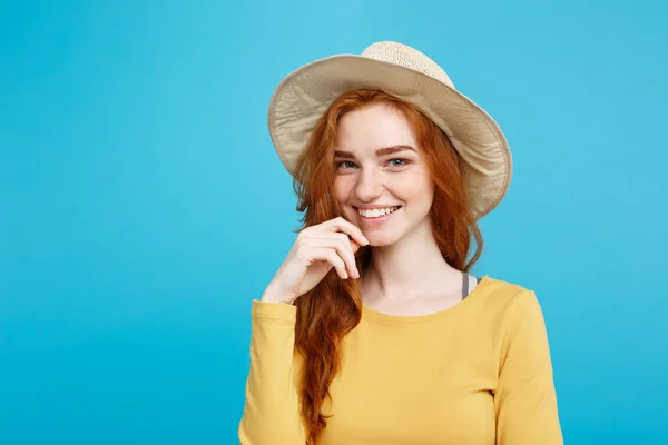 Travel concept - Close up Ritratto giovane bella ragazza dai capelli rossi attraente con cappello alla moda e sorridente. Sfondo blu pastello. Copia spazio . — Foto Stock