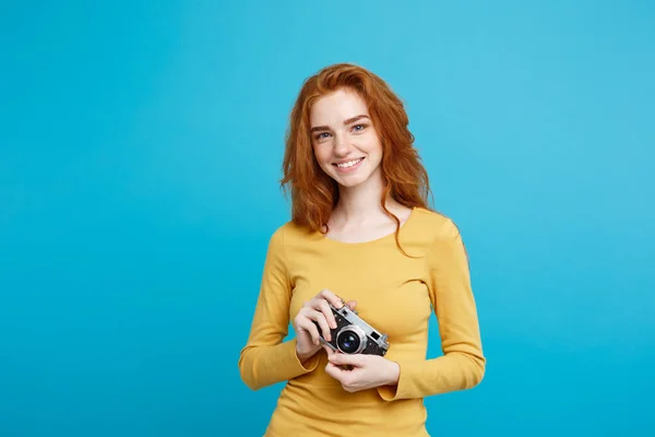 Close up Ritratto giovane bella ragazza attraente zenzero felice sorridente con fotocamera vintage e pronto a viaggiare. Isolato su sfondo blu pastello. Copia spazio . — Foto Stock