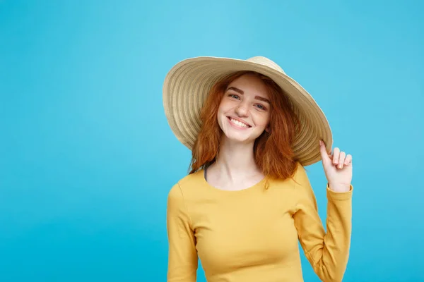 Concepto de viaje - Primer plano Retrato joven hermosa chica pelirroja atractiva con sombrero de moda y sonriente. Fondo Pastel Azul. Copiar espacio . — Foto de Stock